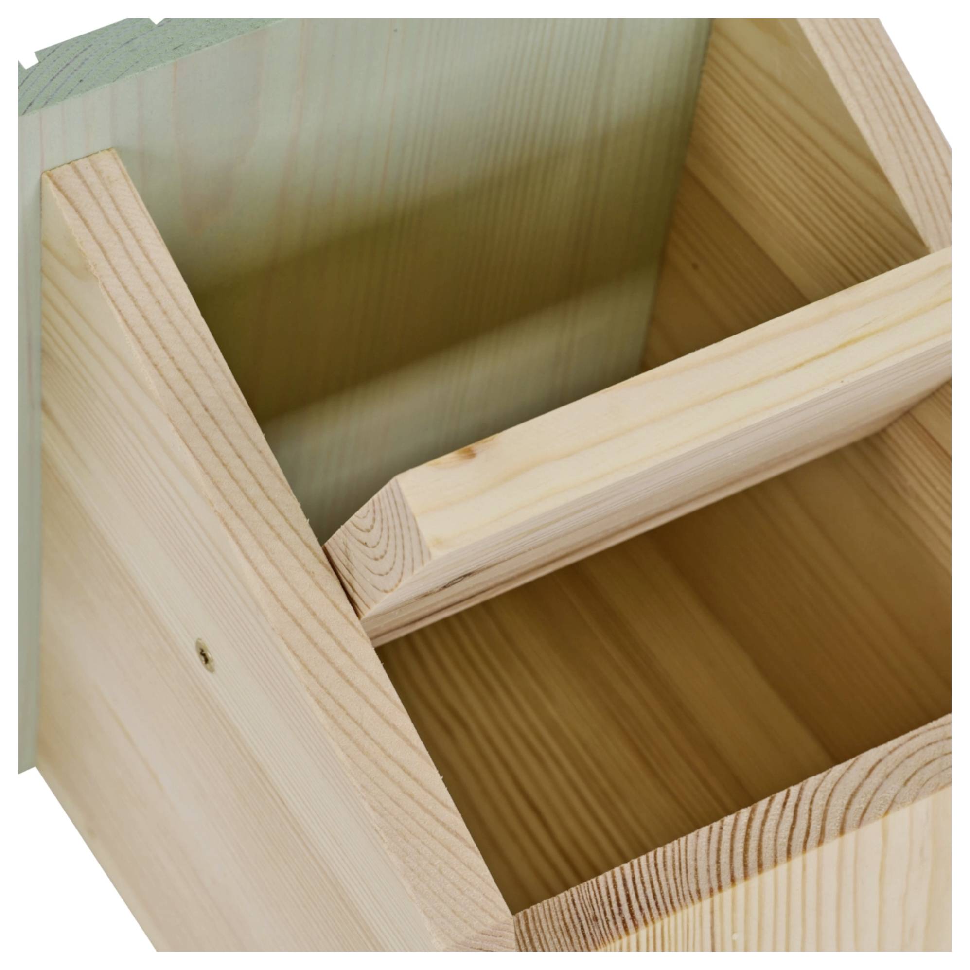 Holzkiste mit einer offenen Seite, die zwei Fächer und eine horizontale Trennwand zeigt, mit sichtbarer natürlicher Holzmaserung und einfacher Konstruktion.