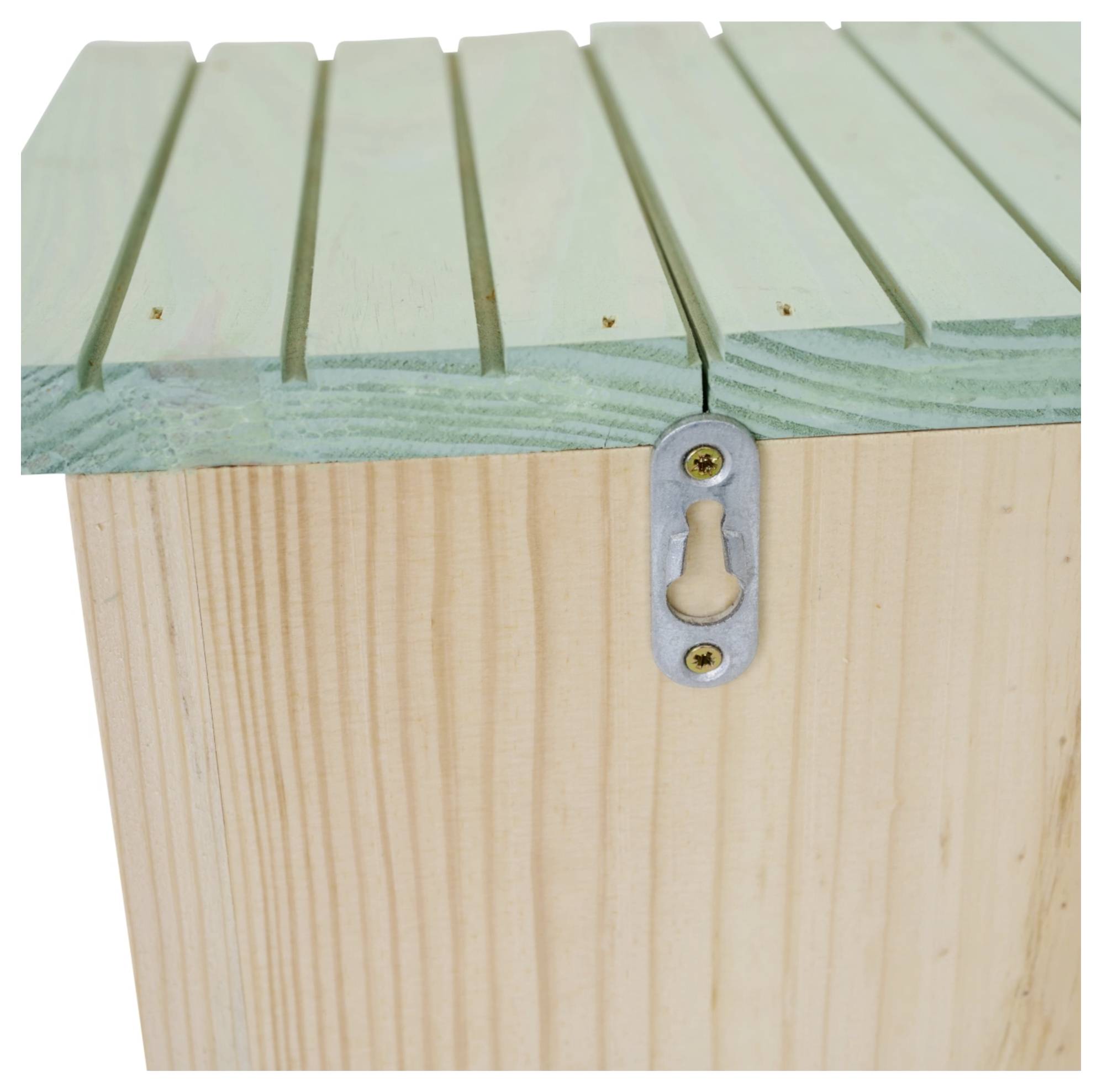 Eine Nahaufnahme einer Holzstruktur zeigt einen metallischen Schlüssellochbeschlag an der Seite, der zum Befestigen oder Aufhängen verwendet wird. Das Holz ist hellfarben und oben genutet.