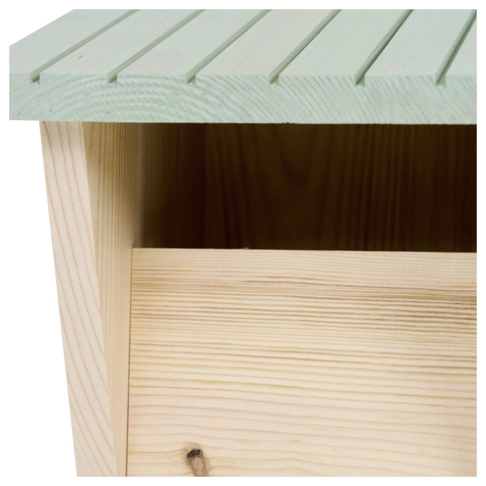 Eine Nahaufnahme eines Vogelhauses, die sein strukturiertes, grün lackiertes Dach und natürliche Holzseiten zeigt und handwerkliche Details hervorhebt.