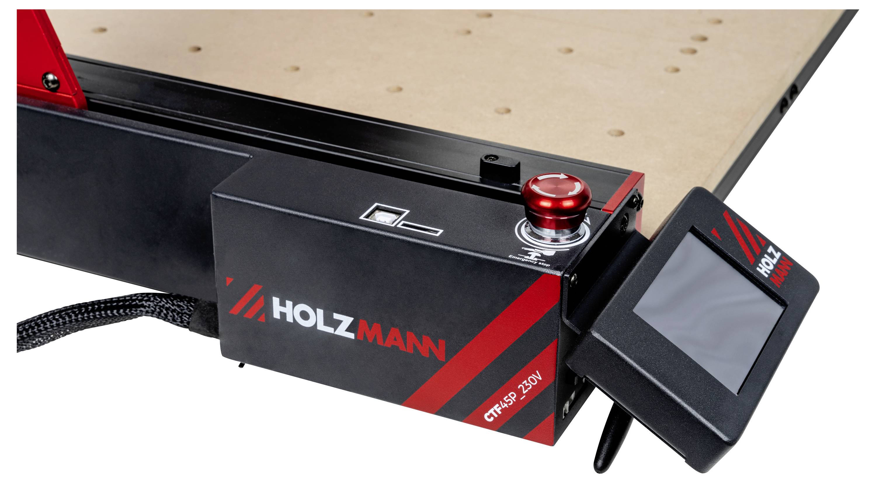 Bedienfeld einer HOLZMANN CNC-Maschine mit einem roten Notaus-Schalter, ausgestattet mit einem Anzeigebildschirm für Betriebseinstellungen.