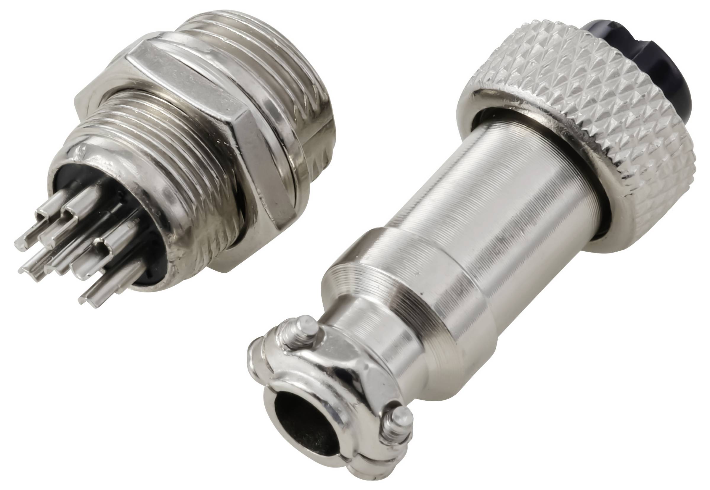 Zwei metallische Verbinder mit mehreren Pins, einer mit einer sechseckigen Mutter und der andere mit einem strukturierten zylindrischen Griff.