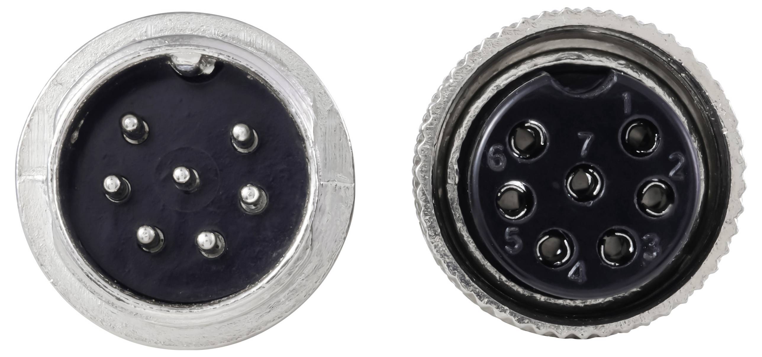 Zwei kreisförmige Anschlüsse mit jeweils sieben Metallstiften, die um einen zentralen Stift angeordnet sind. Der linke Anschluss hat ein Metallgehäuse.