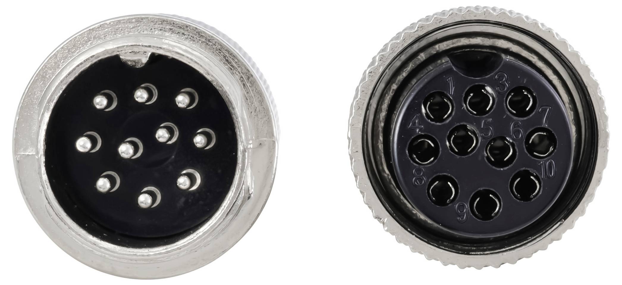 Zwei runde, mehrstufige Metallverbinder mit schwarzen Innenflächen, die jeweils 10 kleine Stifte aufweisen, aus der Anschlussseite betrachtet.