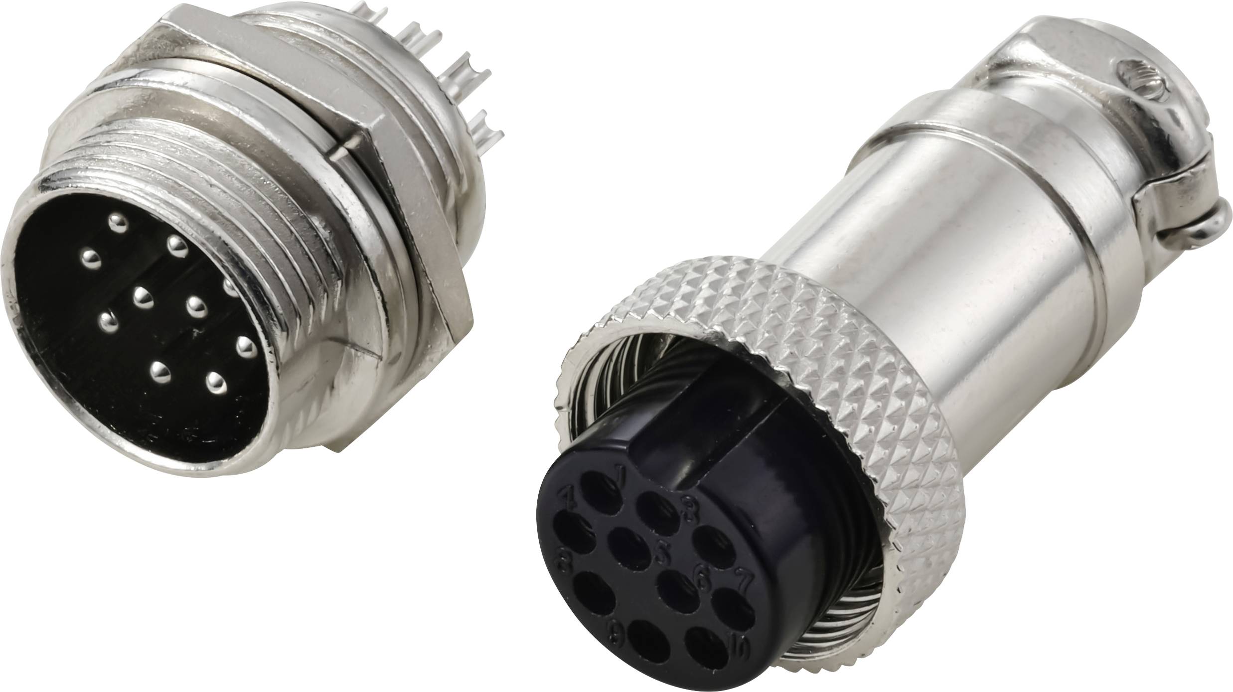 Zwei metallene Mehrfach-Steckverbinder, ein Stecker und eine Buchse, nebeneinander auf einem schlichten Hintergrund positioniert.