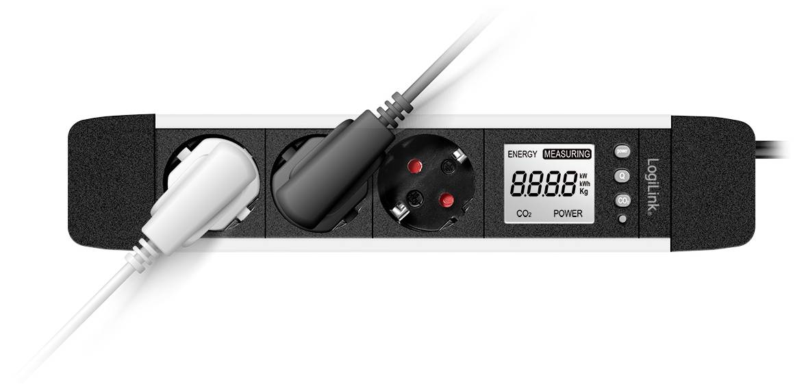 Eine Steckdosenleiste mit einem Energiemesser, der '8888' auf einem digitalen Display zeigt, hat zwei Steckdosen, die von weißen und schwarzen Steckern belegt sind.