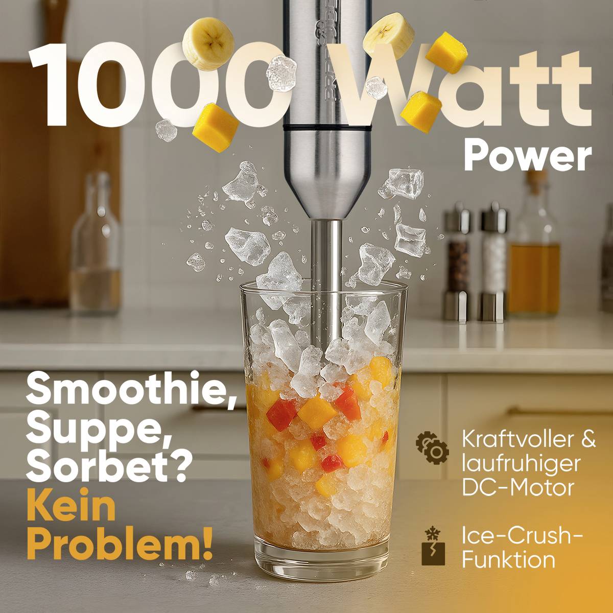 'Stabmixer mit 1000 Watt Leistung zerkleinert Eis in einem Glas mit Obst. Text: Smoothie, Suppe, Sorbet? Kein Problem!'