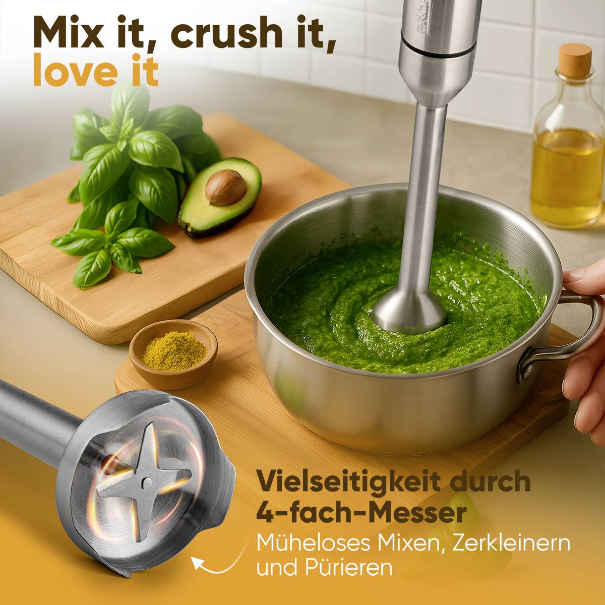 Ein Pürierstab mixt grünes Pesto in einem Topf. Text: 'Vielseitig-kesser 4-fach-Messer: Mixen, Zerkleinern, Müheln und Pürieren'.