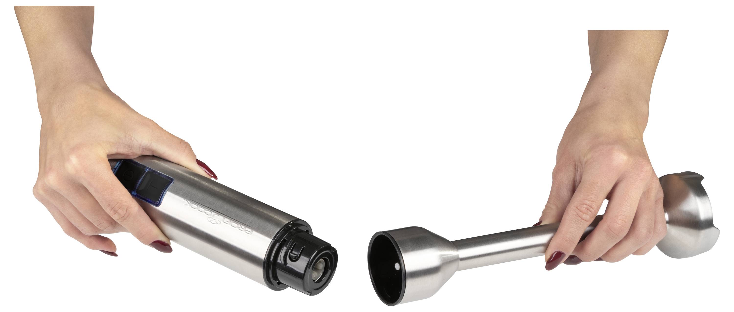 Zwei Hände halten einen silbernen Stabmixer, wobei eine Hand das Motorgehäuse und die andere den abnehmbaren Mixeraufsatz umfasst, was das abnehmbare Design zeigt.