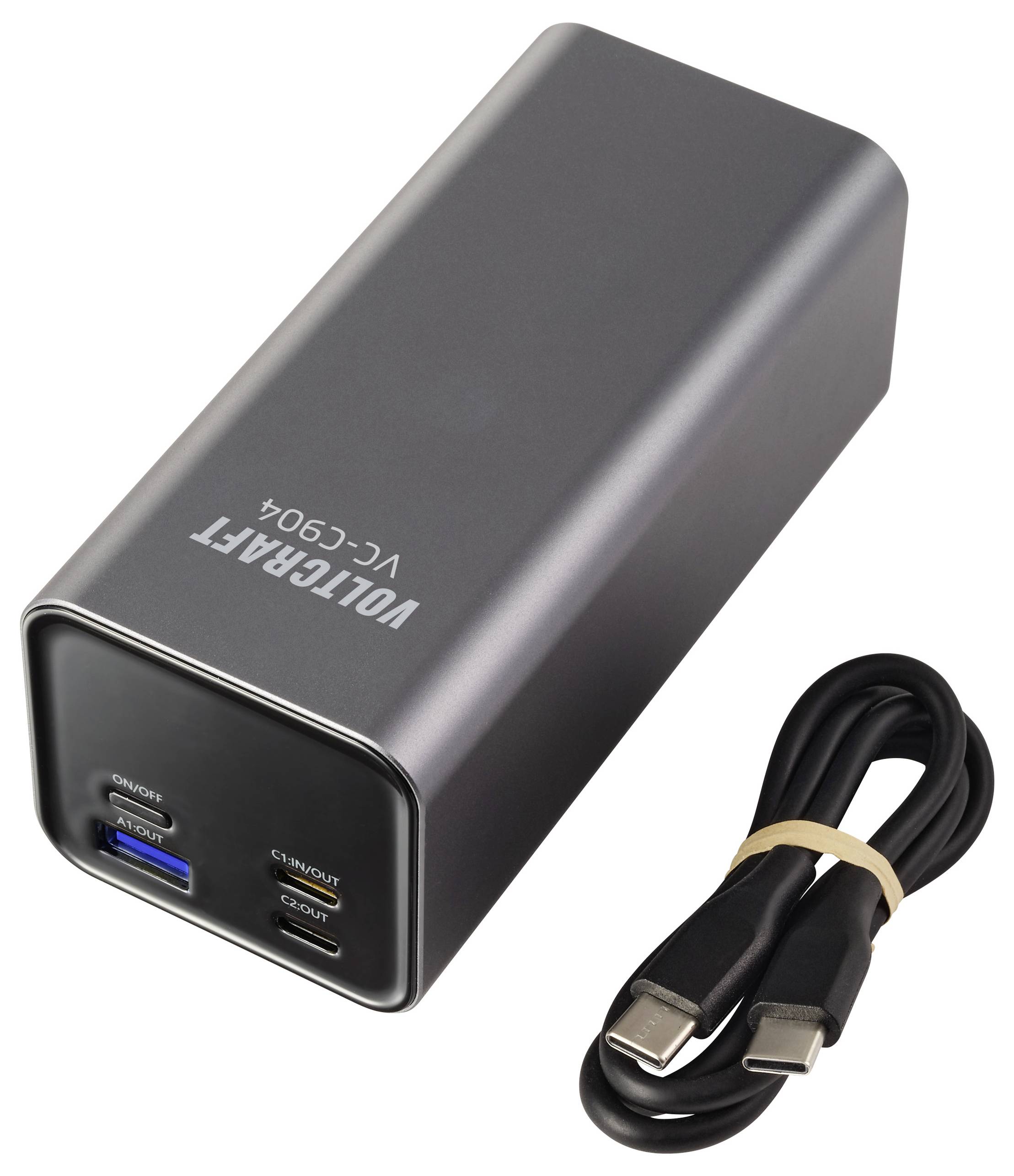 Eine schwarze rechteckige USB-Ladestation mit drei Anschlüssen, beschriftet mit 'USB1', 'USB2' und 'QC4'. Mit einem USB-C-Kabel ausgestattet.