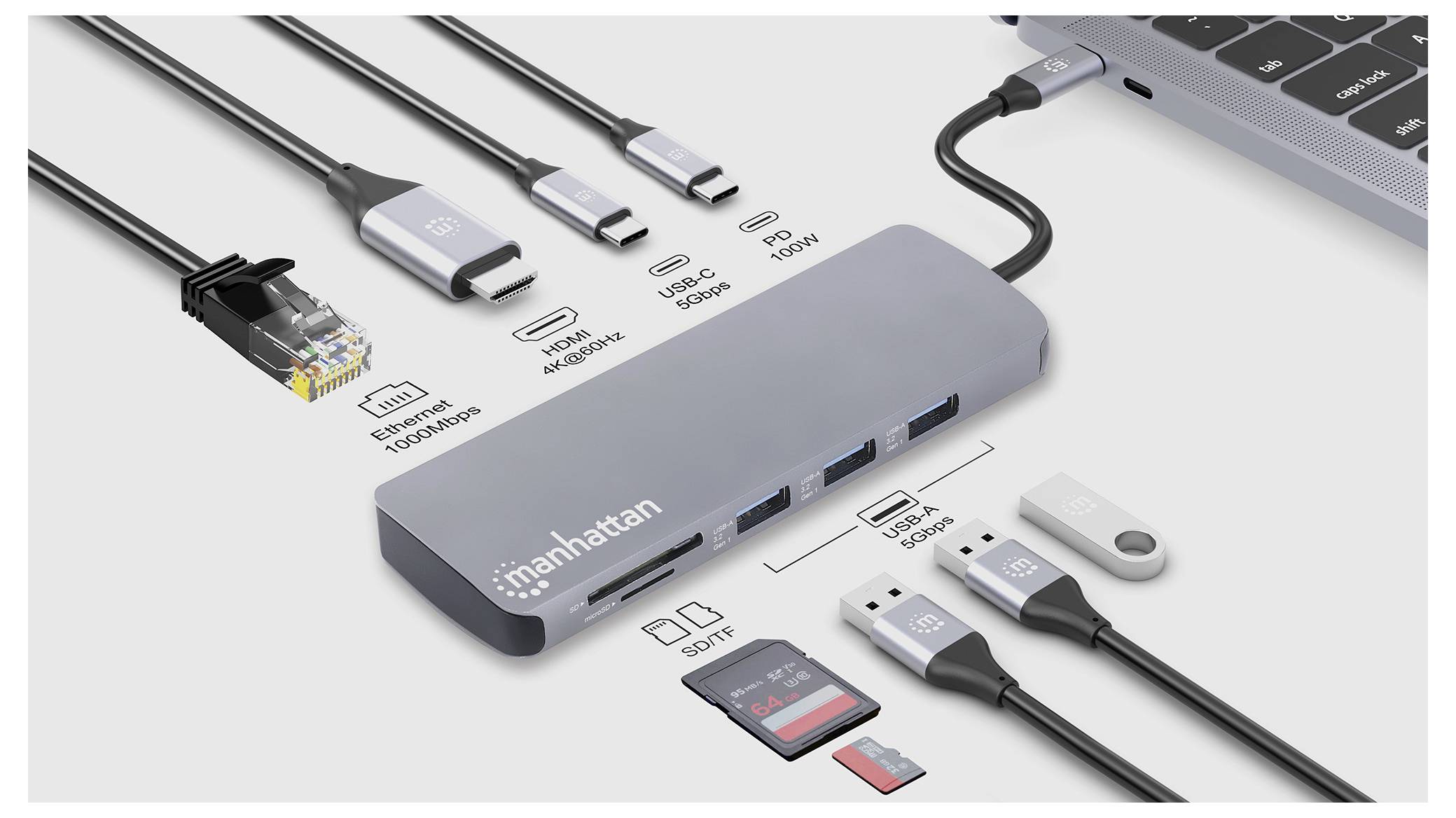 Manhattan-Hub mit HDMI-, Ethernet-, USB-C-, USB-A- und SD-Kartensteckplätzen. Verbunden mit einem Laptop, der die Datenübertragungsfähigkeiten demonstriert.