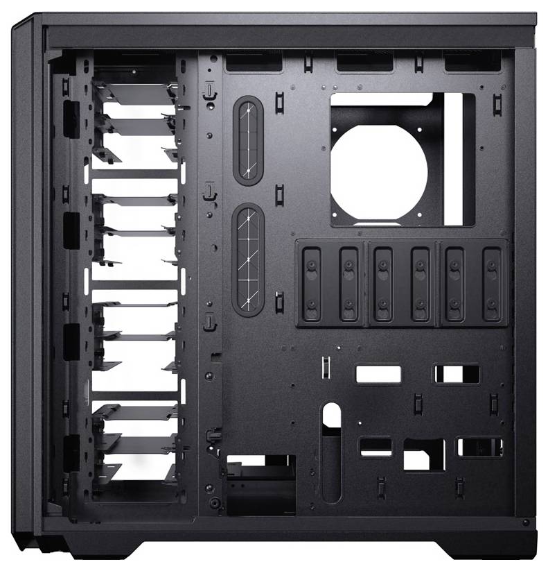 Das Innere eines Computergehäuses mit mehreren Festplattenschächten, Motherboard-Montagefläche und Kabelverwaltungsfunktionen für den Zusammenbau eines PCs.