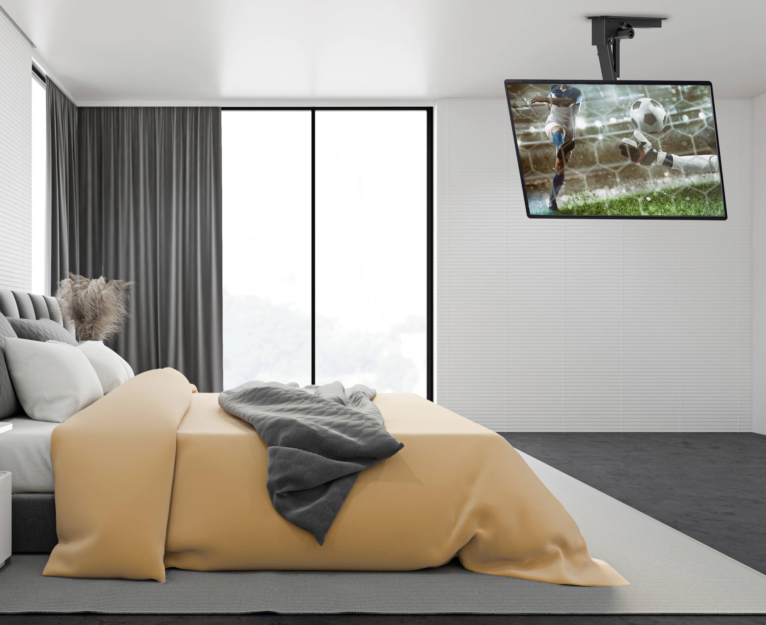 Ein modernes Schlafzimmer mit einem großen Fenster, neutralen Tönen, einer orangefarbenen Bettdecke und einem an der Decke montierten Fernseher, der ein Fußballspiel zeigt.