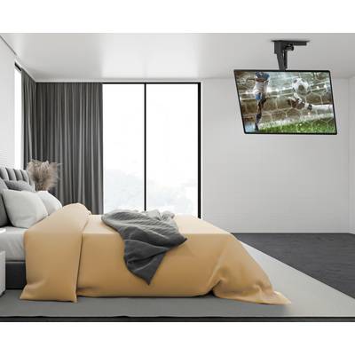 Ein modernes Schlafzimmer mit einem großen Fenster, neutralen Tönen, einer orangefarbenen Bettdecke und einem an der Decke montierten Fernseher, der ein Fußballspiel zeigt.