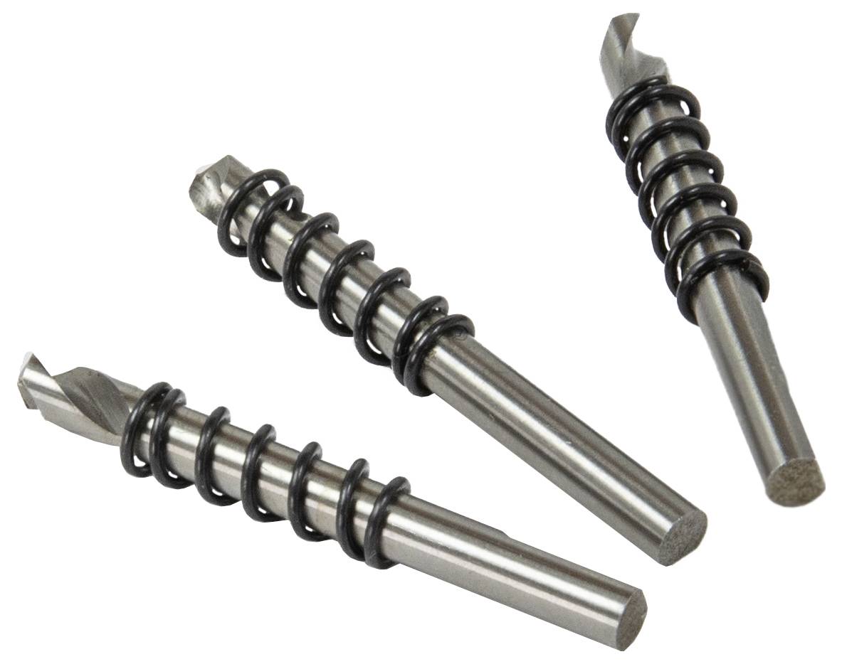 Drei silberne Bohrerspitzen mit schwarzen Federn, diagonal auf weißem Hintergrund angeordnet, die Details des Designs und der Materialien zeigen.