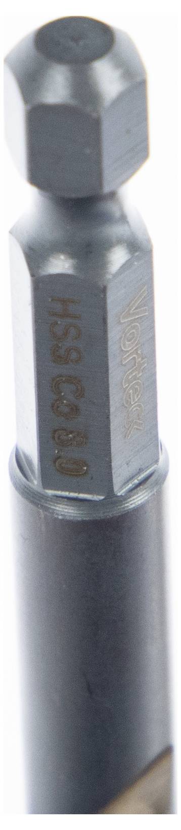 Nahaufnahme eines Metall-Sechskant-Schraubenaufsatzes mit eingraviertem Text, der Spezifikationen zeigt und zum Befestigen von Schrauben bei Bauarbeiten oder Reparaturen verwendet wird.