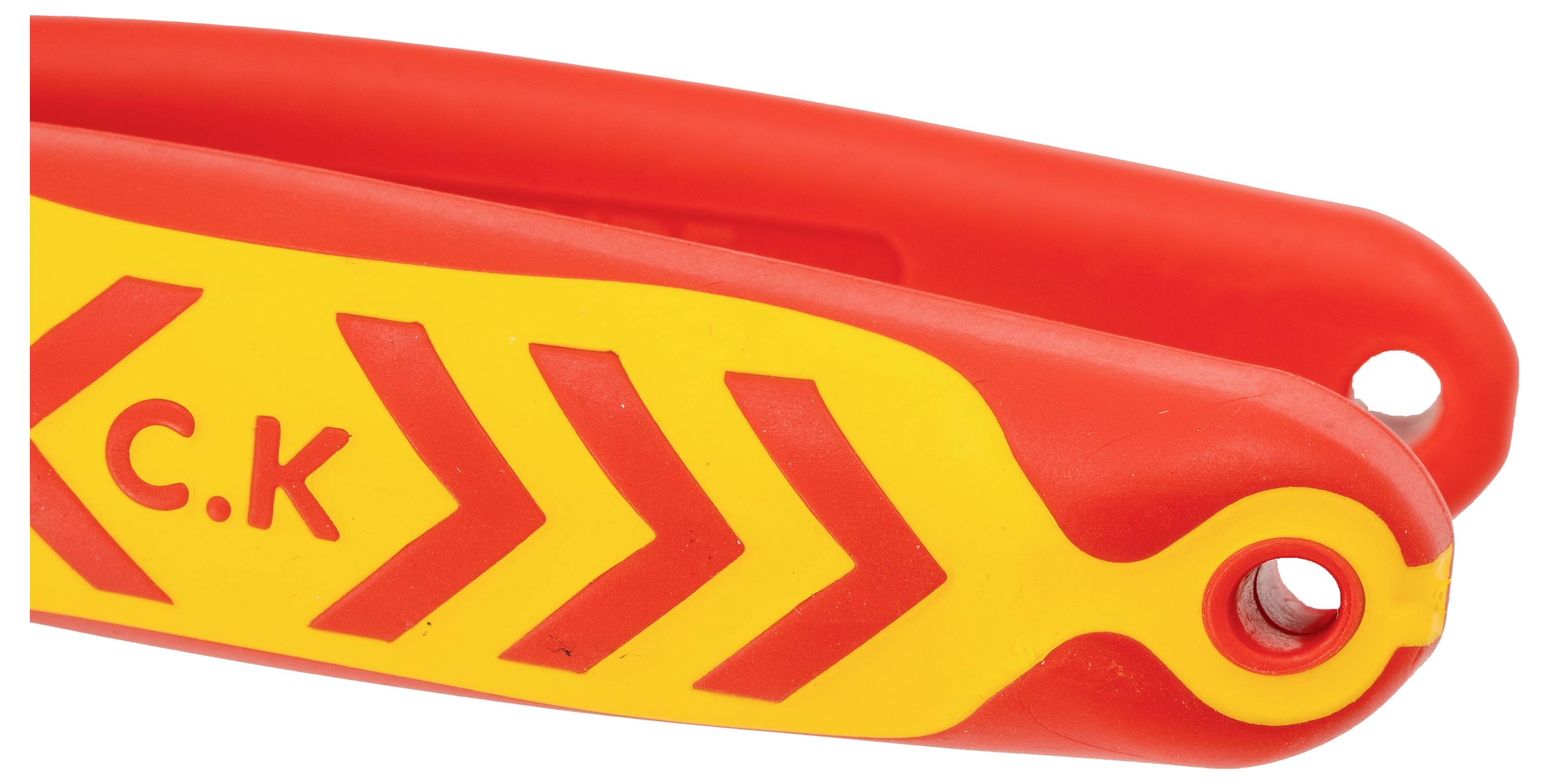 Roter und gelber Werkzeuggriff mit geschwungener Designform und fett gedrucktem 'C.K' Logo, wahrscheinlich zur Optimierung des Griffs und einfachen Identifizierung.