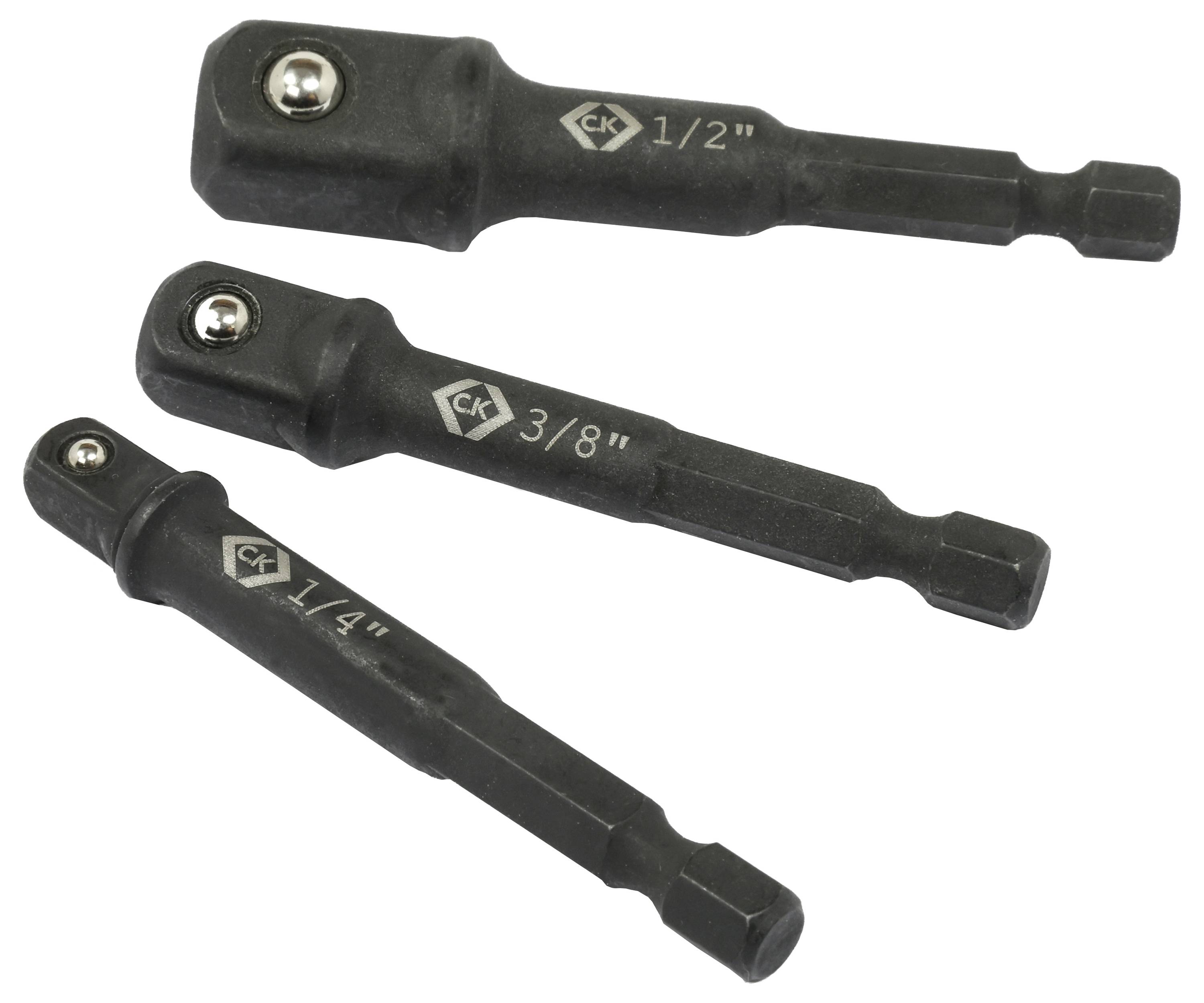 Drei Socketadapter mit quadratischen Enden für Sechskantschraubendreher, beschriftet mit 1/2 Zoll, 3/8 Zoll und 1/4 Zoll, in einer Reihe angeordnet.
