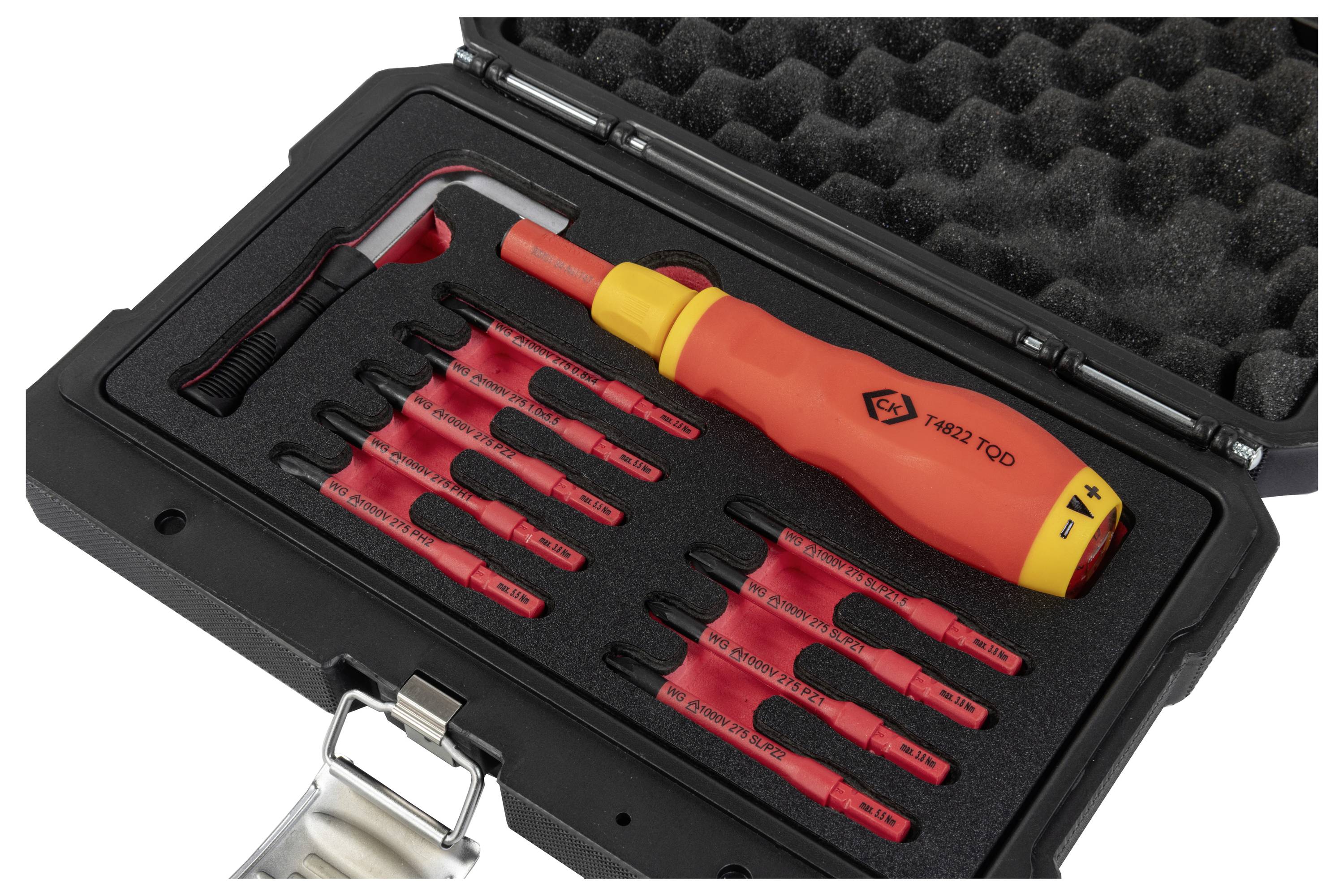 Ein Werkzeugset mit einem rot-gelben isolierten Schraubendreher mit auswechselbaren Bits, der ordentlich in einem schwarzen, mit Schaumstoff ausgekleideten Koffer aufbewahrt wird.