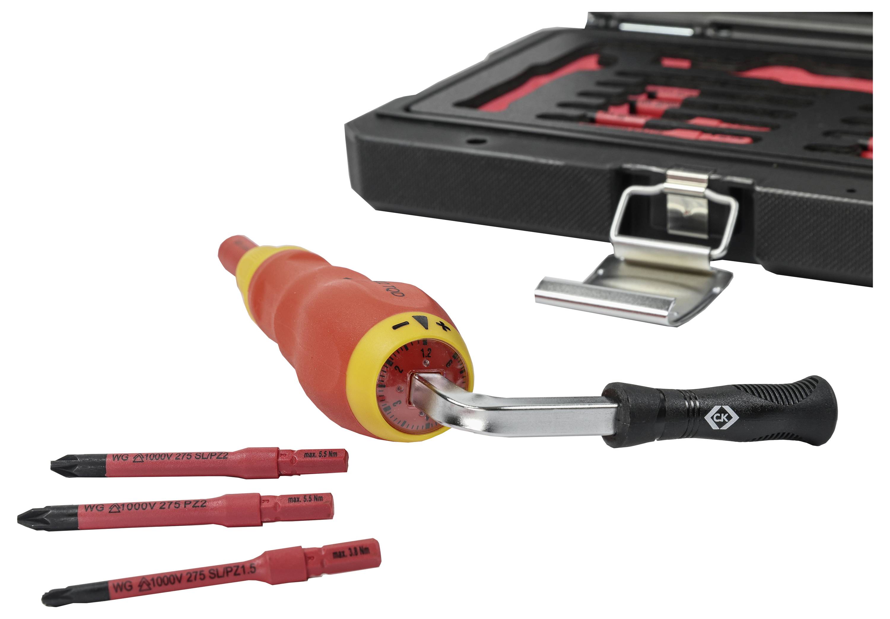 Ein Werkzeugsatz mit drei rot-schwarzen Schraubenziehereinsätzen, die neben einem isolierten Drehmomentschraubendreher platziert sind, mit einem teilweise geöffneten schwarzen Koffer im Hintergrund.