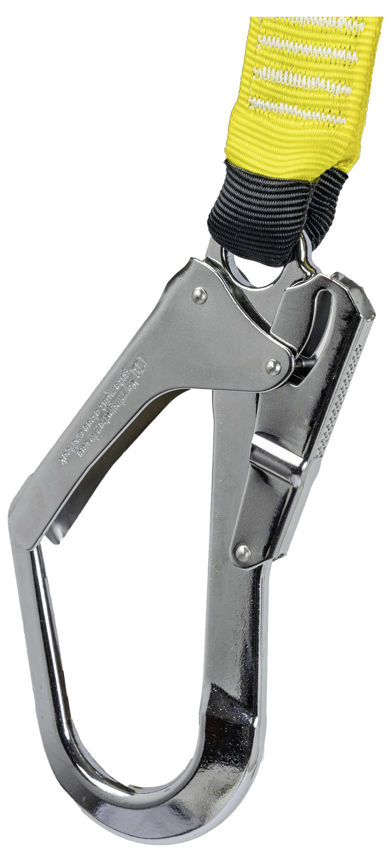 Eine Nahaufnahme eines Metallkarabiners, der an einem gelben Gurt mit schwarzen Akzenten befestigt ist. Der Karabiner ist geöffnet und zeigt den Verschlussmechanismus.