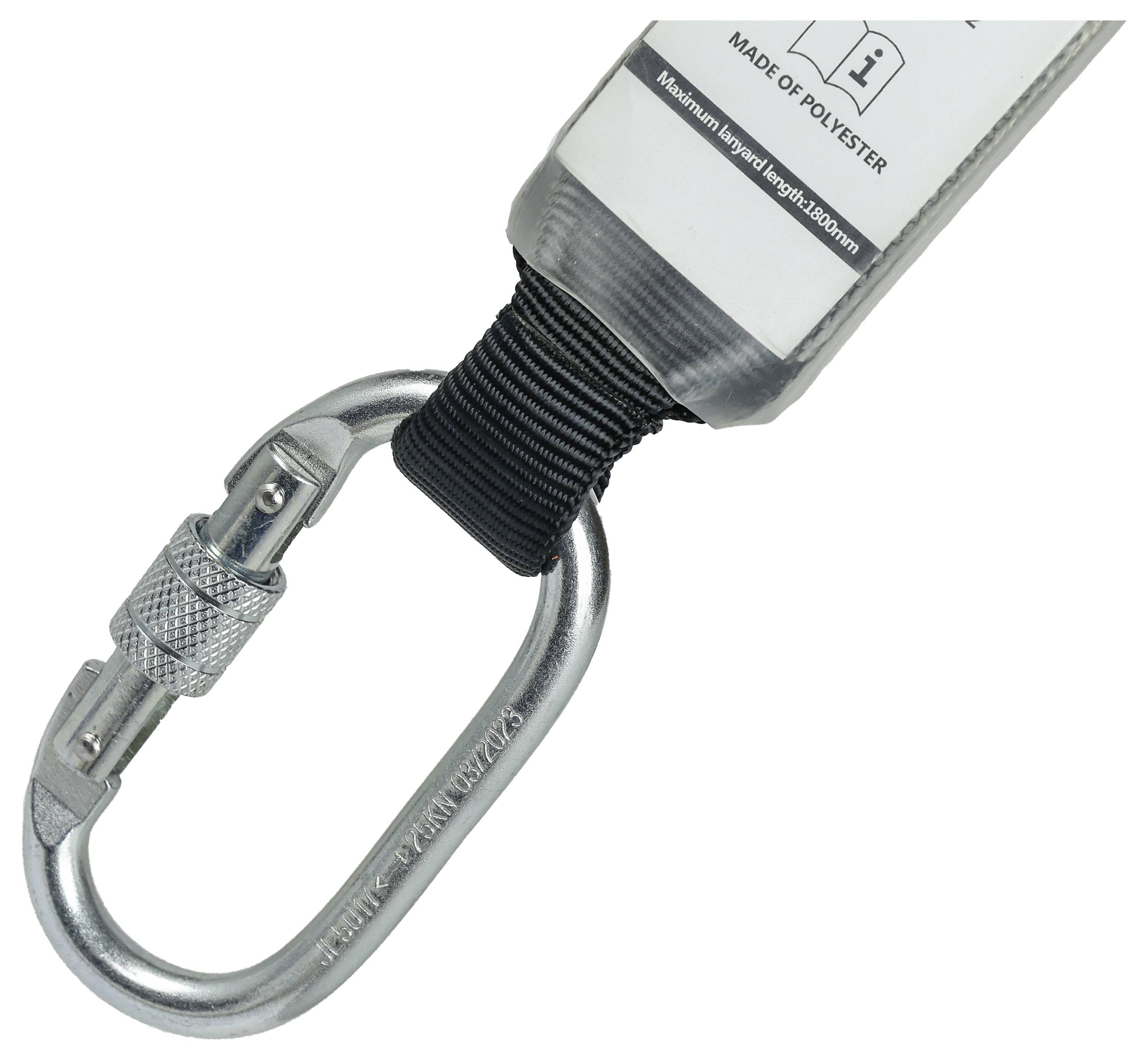 Ein Metallkarabiner, der an einem schwarzen Gurt befestigt ist, verbunden mit einer grauen Textilkomponente, die eine Etikette mit dem Hinweis "Aus Polyester" trägt.