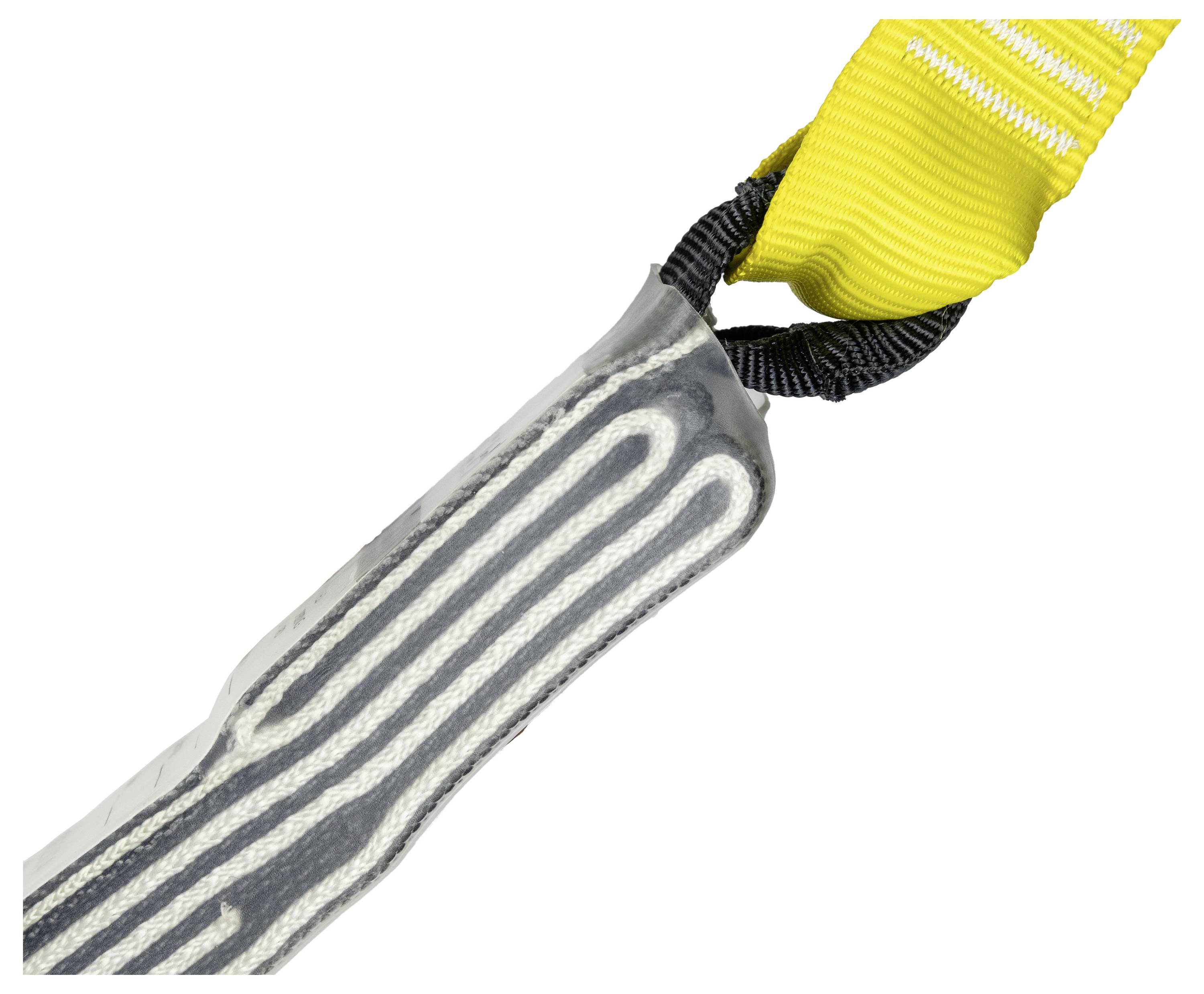 Eine Nahaufnahme einer grauen Schutzmanschette mit weißen Nähten, die um eine schwarze Schlaufe gewickelt ist und mit einem gelben Gurtband verbunden ist.