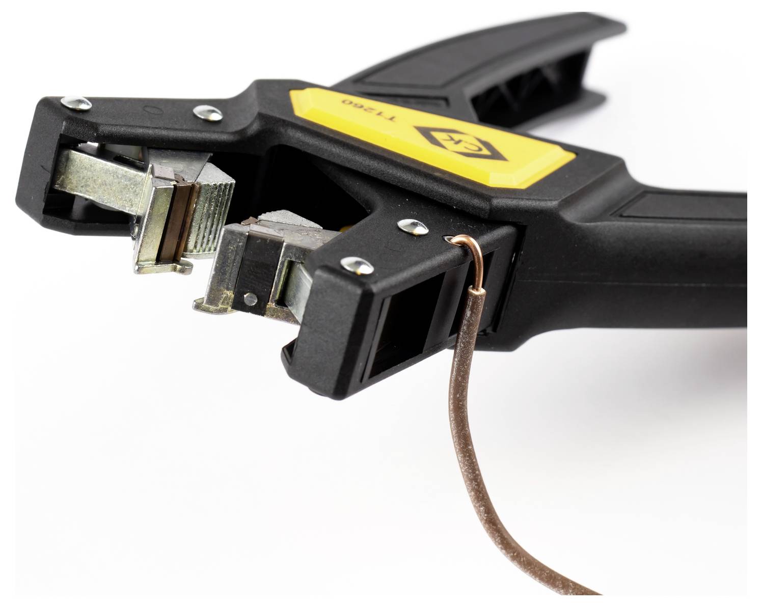 Ein schwarzer automatischer Abisolierzange hält einen braunen Elektrokabel und legt das Metall innen teilweise frei. Das Werkzeug verfügt über ein gelbes Etikett.