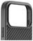 Eine Nahaufnahme der Ecke eines Handyetuis mit Karbonfaser-Textur, die einen Seitenknopf und die Kameraöffnung an der Oberseite zeigt.