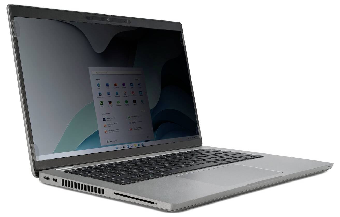 Ein silberner Laptop, der auf einem weißen Hintergrund leicht nach links geneigt ist und ein Menü mit Anwendungen auf dem Bildschirm anzeigt.