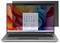 Ein Laptop, der das Windows-Startmenü mit bunter abstrakter Tapete zeigt. Der Bildschirm hat einen Sichtschutzfilter, der teilweise zu sehen ist.