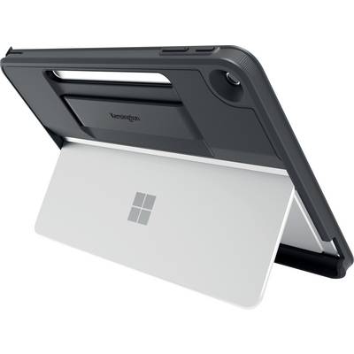 Ein Microsoft Surface-Gerät mit Ständer, von hinten betrachtet, in einem schwarzen Schutzgehäuse der Marke 'Kensington'.
