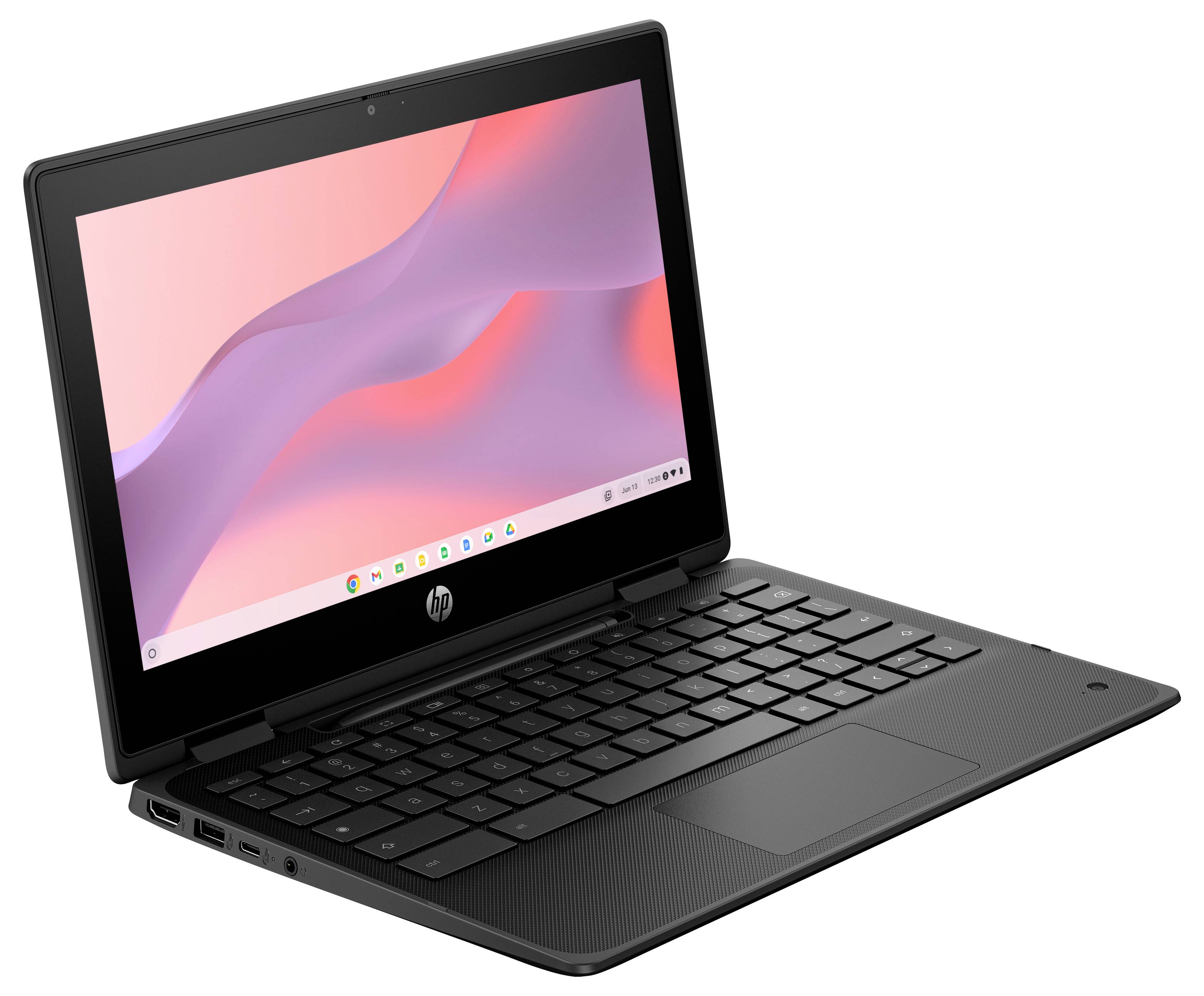 Ein schwarzes HP Chromebook mit einem rosa-lila Hintergrund auf dem Bildschirm, geöffnet und leicht nach links geneigt, mit einer standardmäßigen Tastaturanordnung.