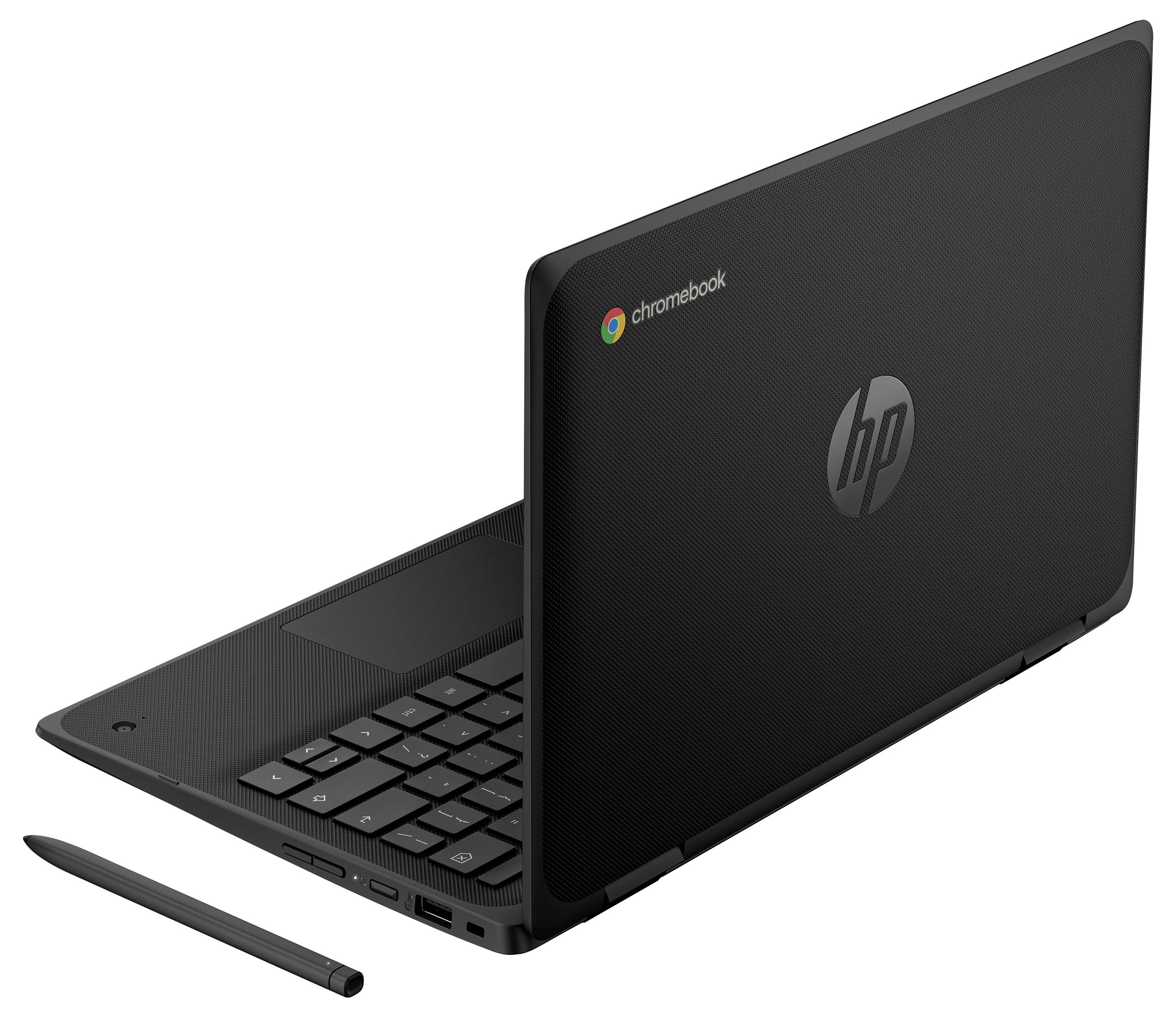 Ein schwarzer Laptop mit teilweise geöffnetem Bildschirm neben einem Stylus, auf dessen Rückseite das 'Chromebook'-Logo und ein HP-Symbol zu sehen sind.