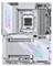 Eine weiße Computermotherboard mit mehreren Speichersteckplätzen, verschiedenen Anschlüssen und einem Zierpanel mit einem beleuchteten Muster auf der linken Seite.