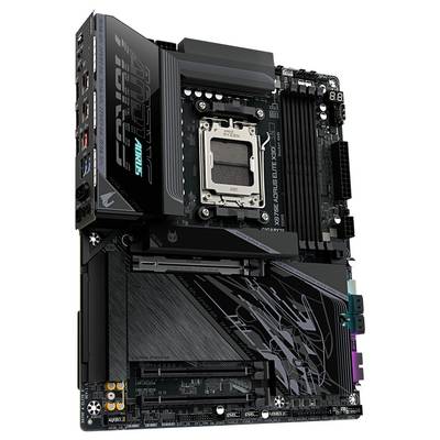 Eine Computer-Hauptplatine mit AM5-Sockel, schwarzer und grauer Farbgestaltung, mehreren PCIe-Steckplätzen, RAM-Steckplätzen und verschiedenen Anschlüssen.