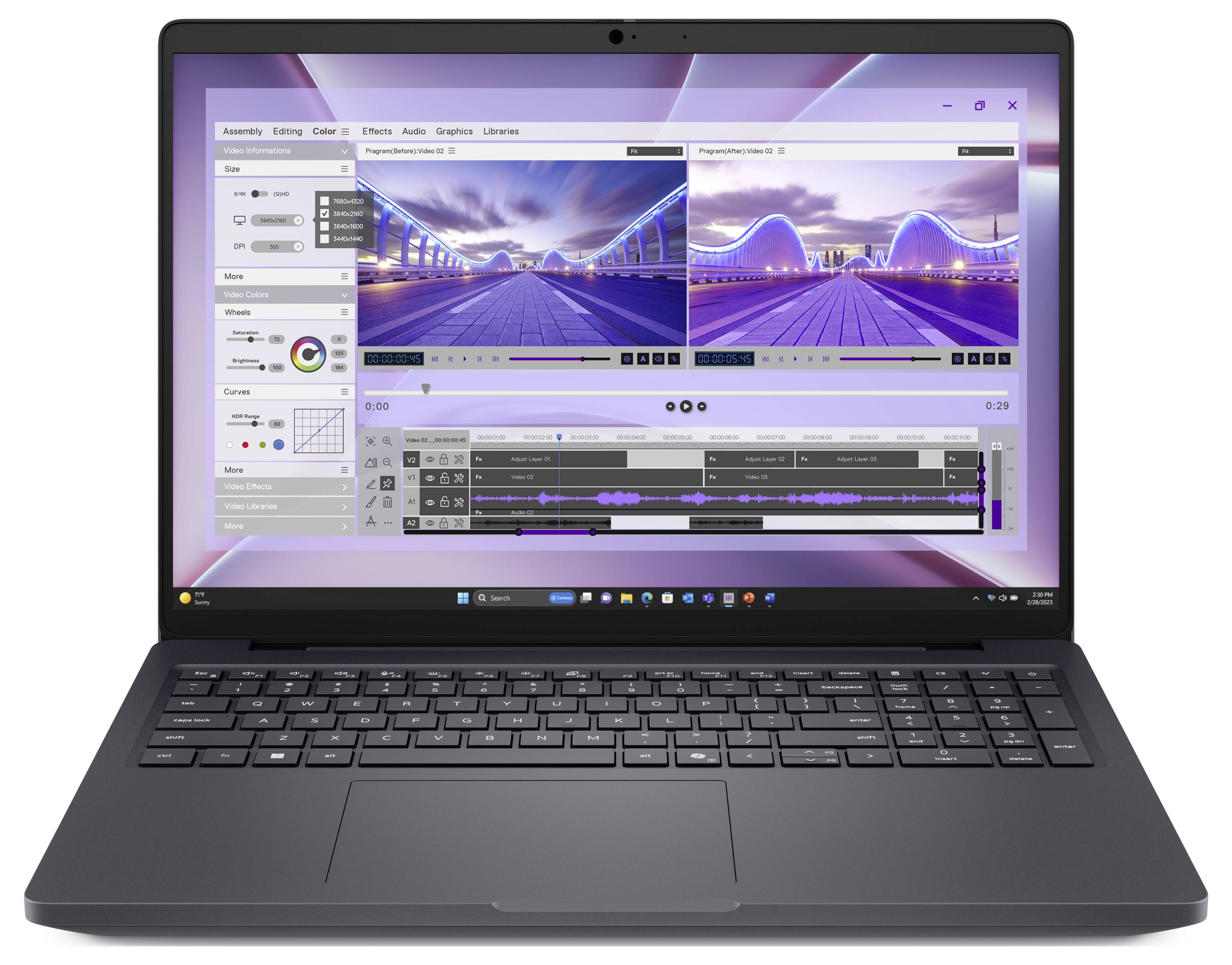 Ein Laptop, der eine Videobearbeitungssoftware auf dem Bildschirm zeigt, mit zwei Videoclips einer Brücke, Farbeinstellungswerkzeugen und einem Zeitstrahl-Editor.
