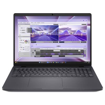 Ein Laptop, der eine Videobearbeitungssoftware auf dem Bildschirm zeigt, mit zwei Videoclips einer Brücke, Farbeinstellungswerkzeugen und einem Zeitstrahl-Editor.