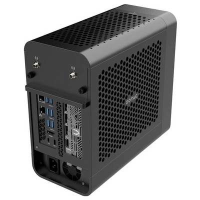 Ein kompakter schwarzer Mini-PC mit Lüftungslöchern, mehreren USB-Anschlüssen, HDMI und Stromanschlüssen, versehen mit einem auffälligen Markenlogo.