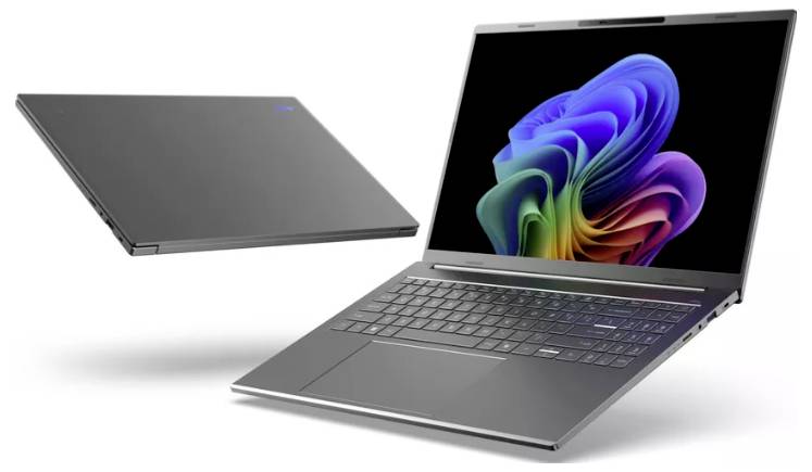 Zwei schlanke Laptops. Einer ist geschlossen und zeigt eine schlichte schwarze Oberfläche. Der andere ist geöffnet und präsentiert ein buntes abstraktes Design auf dem Bildschirm.