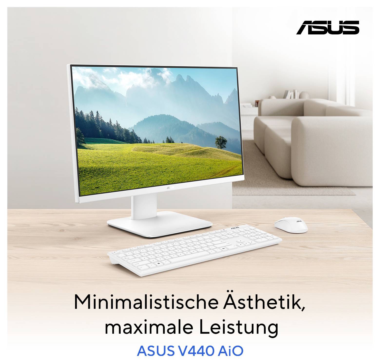 Ein moderner All-in-One-Desktop-Computer steht auf einem Holzschreibtisch. Dahinter befindet sich ein Sofa. Text lautet: 'Minimalistische Ästhetik, maximale Leistung'.