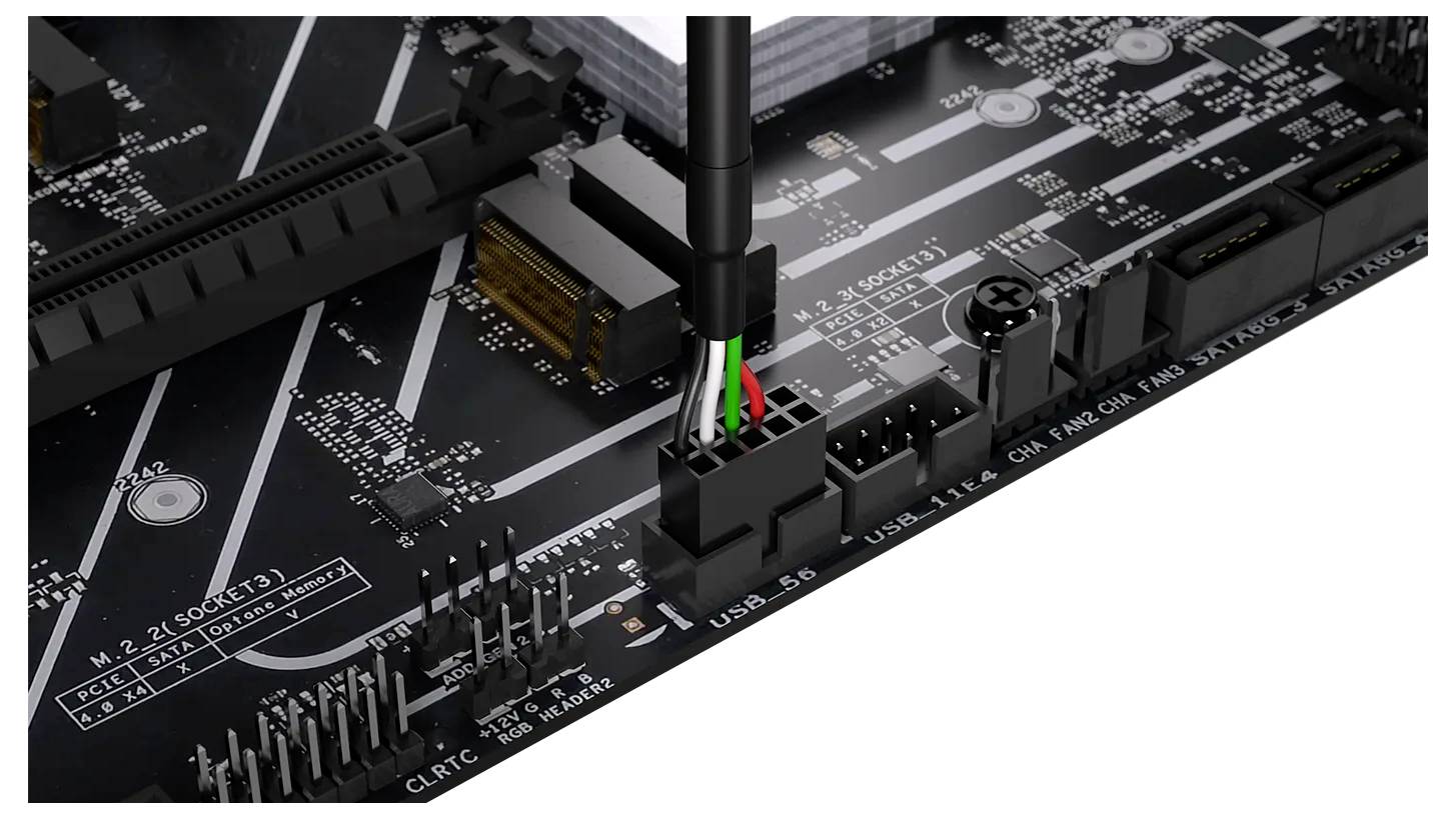 Eine Nahaufnahme eines Motherboards mit einem USB-Anschluss, der an einen Header angeschlossen ist, zeigt Verdrahtung. Textbezeichnungen weisen verschiedene Boardkomponenten aus.