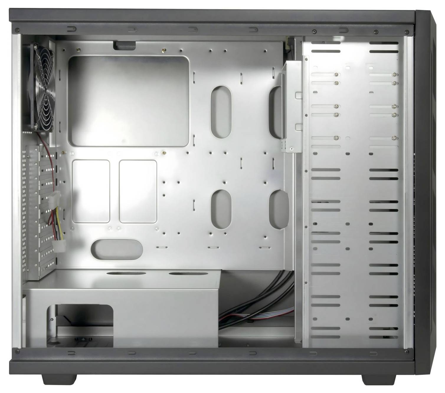 Ein offenes, leeres Computergehäuse mit sichtbarem Metallinnenleben, einem Lüfter, der hinten installiert ist, Kabelverwaltungsschlitzen und Laufwerkschächten auf der rechten Seite.