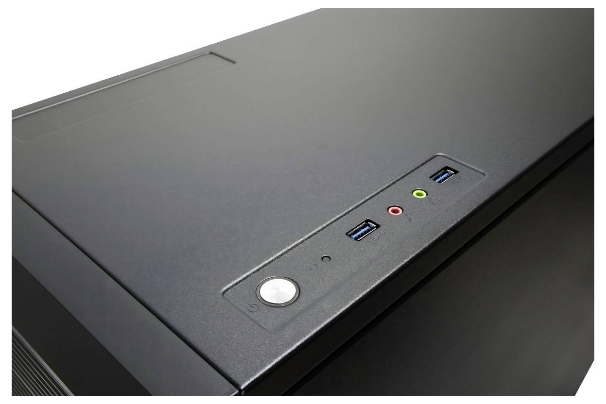 Ein schwarzes Computergehäuse auf weißem Hintergrund, das einen Ein-/Ausschalter, zwei USB-Anschlüsse und Audioports auf dem vorderen Bedienfeld aufweist.
