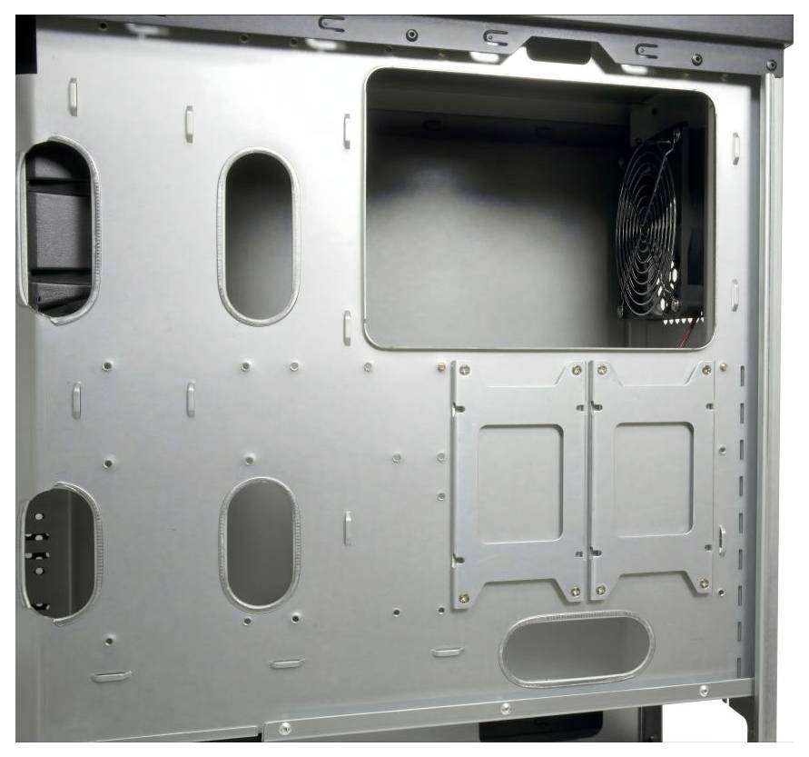 Das Bild zeigt das Innere eines seitlichen Computergehäuse-Panels mit einem montierten Kühlventilator und Steckplätzen für zusätzliche Komponenten.