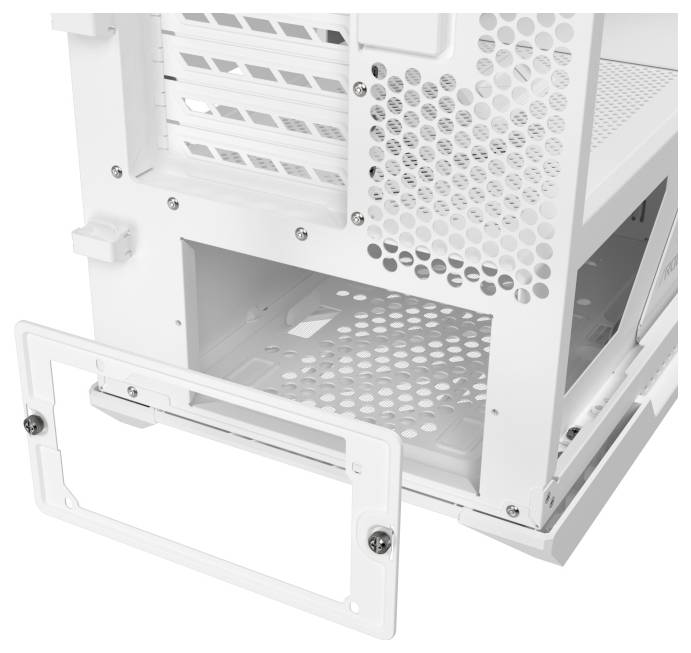 Ein weißes Computergehäuse mit entfernter Rückseite, das leere Steckplätze und ein Lüftungsgitter zeigt, konzipiert für die Hardware-Installation.