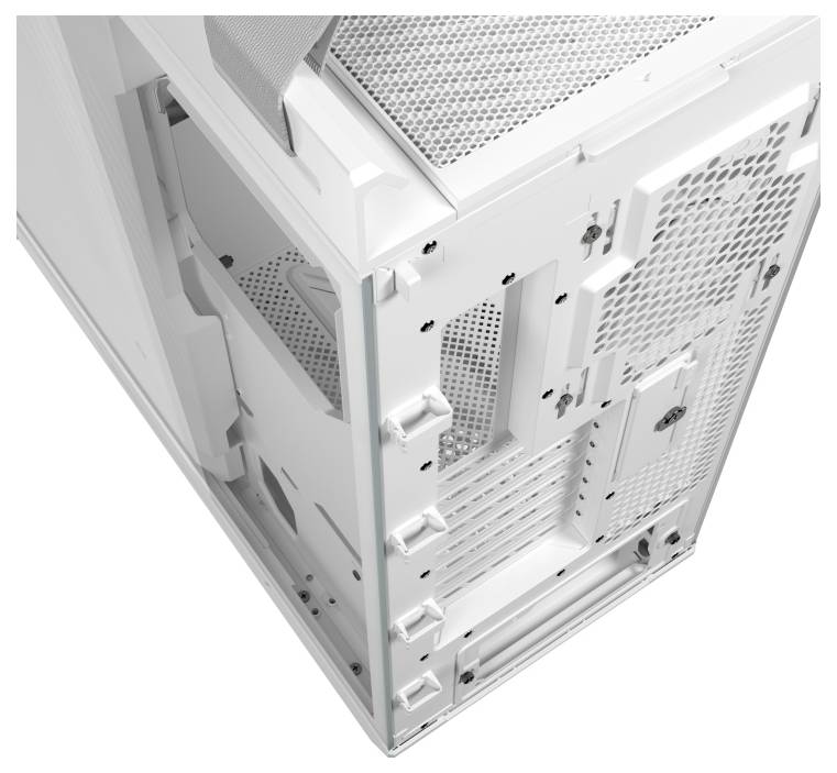 Eine Nahaufnahme eines weißen Computer-Tower-Gehäuses mit sichtbaren Lüftungsschlitzen, Erweiterungssteckplätzen und einer Seitenklappe, die sein geräumiges Design hervorhebt.