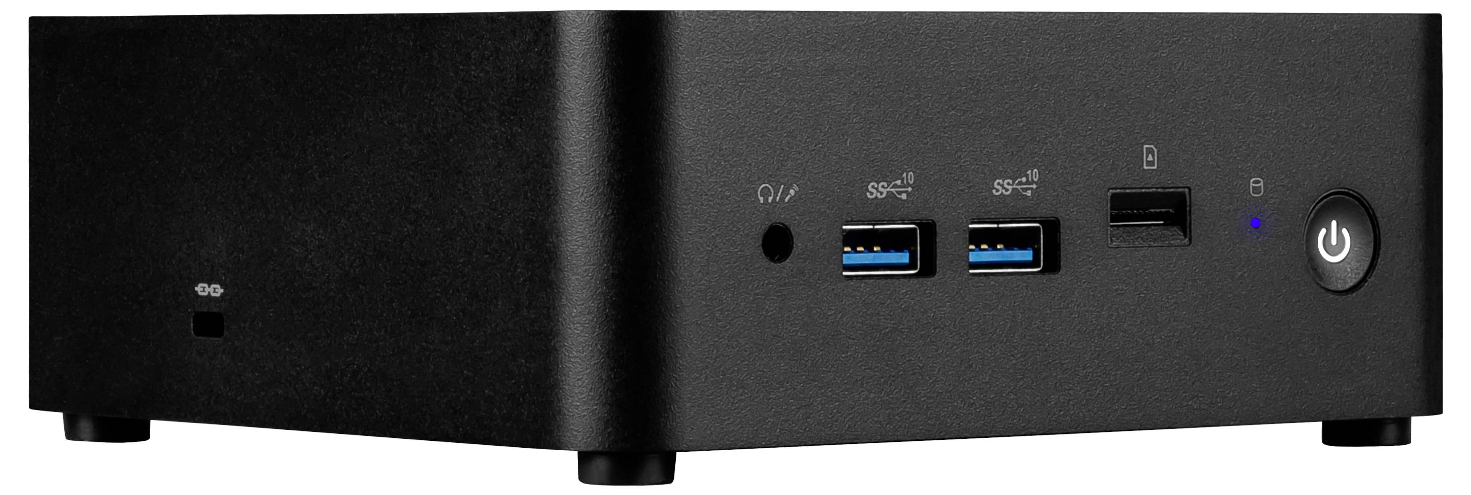 Ein kleiner, schwarzer Computer mit USB-Anschlüssen, einem Einschaltknopf auf der Vorderseite und einem kompakten Design, steht auf einer flachen Oberfläche.