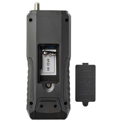 Ein schwarzes Batteriefach eines Geräts mit einer nicht gesicherten 9V-Batterie im Inneren, neben einem abnehmbaren Deckel, der eine Warnmeldung anzeigt.