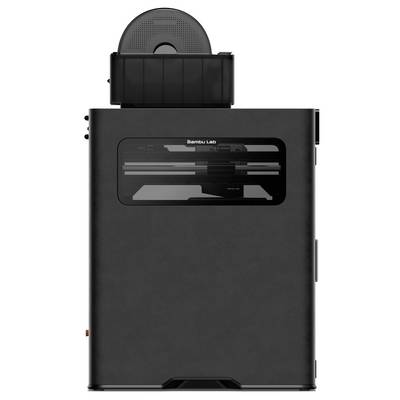 Ein schlanker schwarzer 3D-Drucker mit einem transparenten Sichtfenster wird von der Seite gezeigt und verfügt über einen oben montierten Spulenhalter.