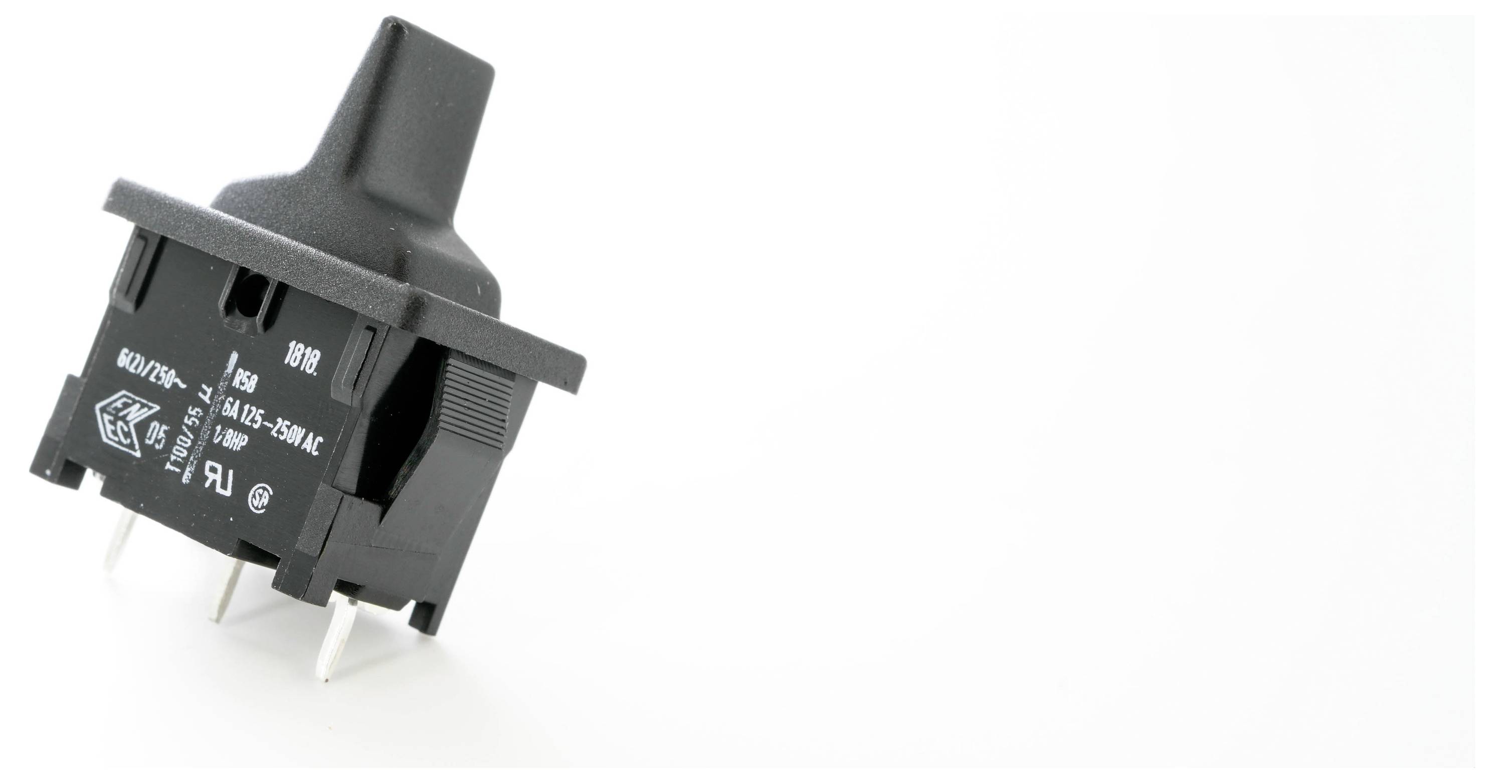 Ein schwarzer Kippschalter mit drei Metallzinken ist vor einem weißen Hintergrund positioniert. Der Schalter weist Spezifikationen an seiner Seite auf.